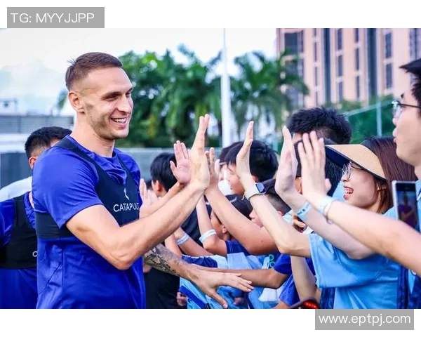 老足球球迷的情怀与坚持：岁月流转中的绿茵梦与激情回忆