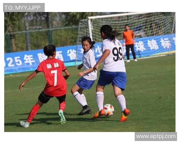 足球女生球衣的时尚潮流与运动性能完美结合,展现青春活力与个性魅力 足球女生球衣的时尚潮流与运动性能完美结合,展现青春活力与个性魅力